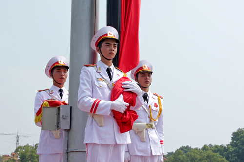 Lễ treo cờ rủ để bắt đầu Quốc tang Đại tướng Võ Nguyên Giáp tại quảng trường Ba Đình lúc 12h trưa nay.
